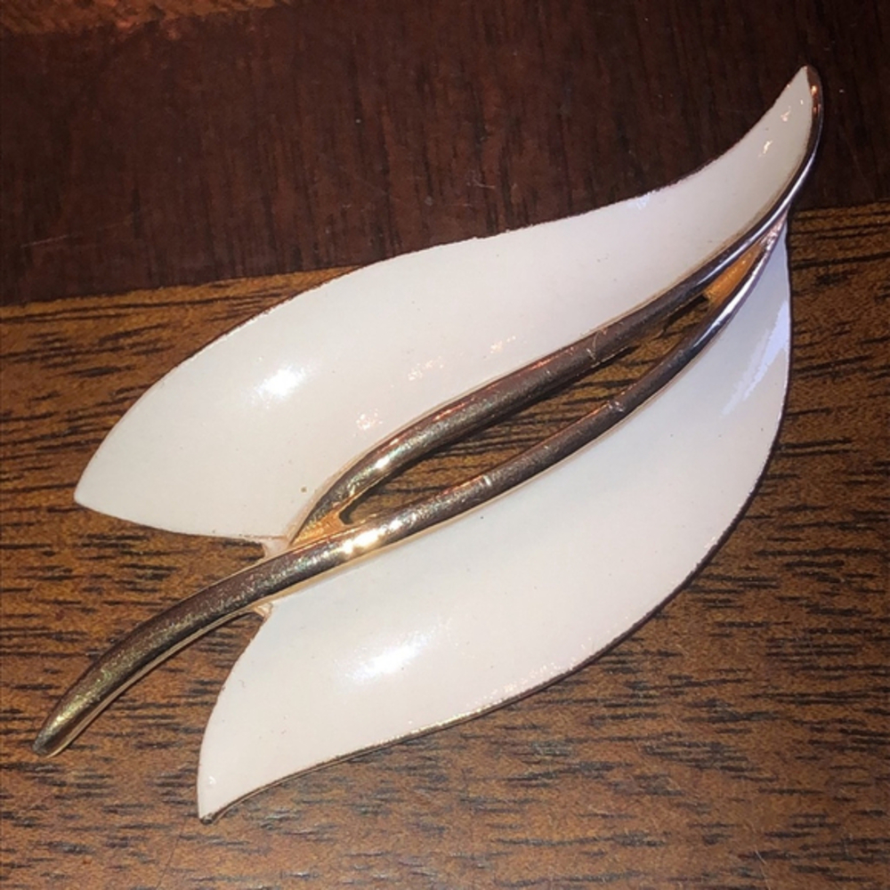 Vintage White Enamel Gold Tone Retro Brooch Shoulder Pin